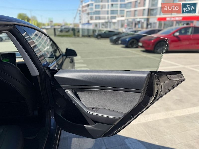 Седан Tesla Model 3 2023 в Львове