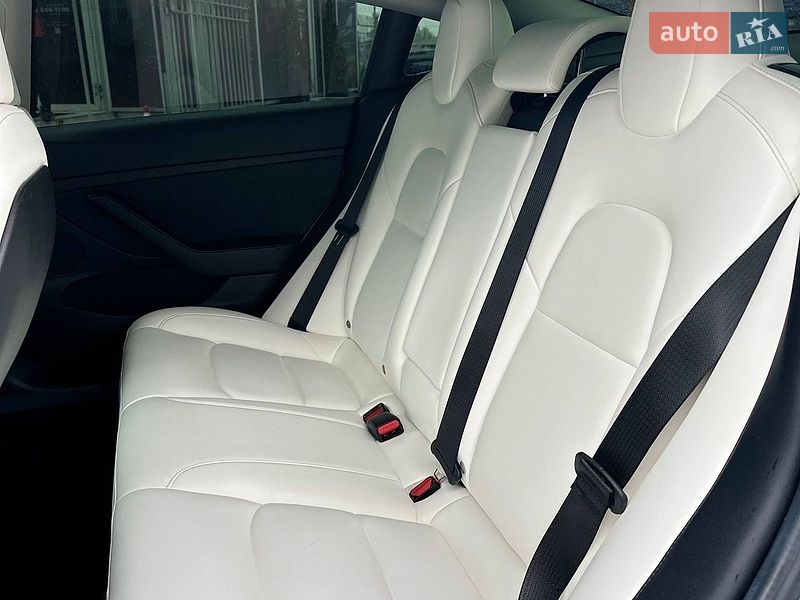 Седан Tesla Model 3 2021 в Чернигове