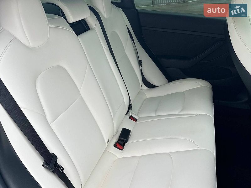 Седан Tesla Model 3 2021 в Чернигове