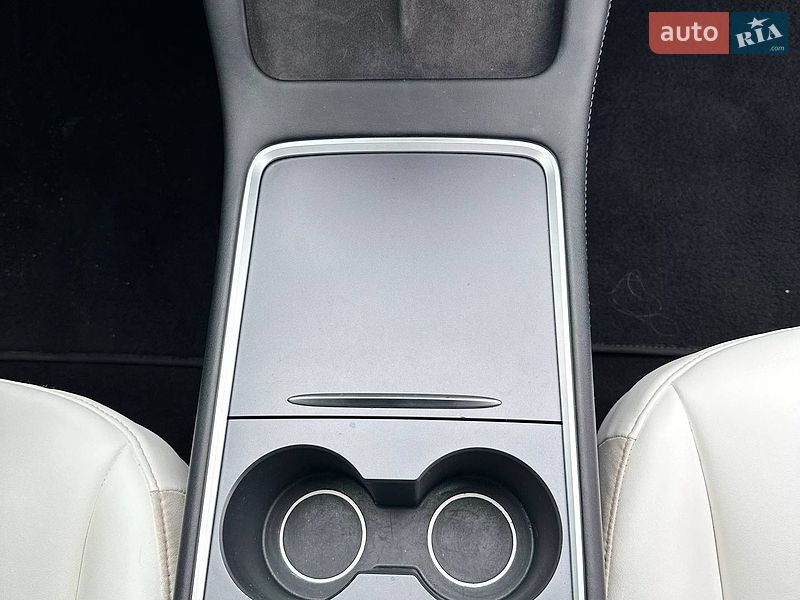 Седан Tesla Model 3 2021 в Чернигове