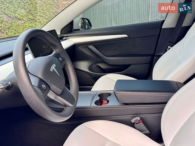 Седан Tesla Model 3 2023 в Одессе