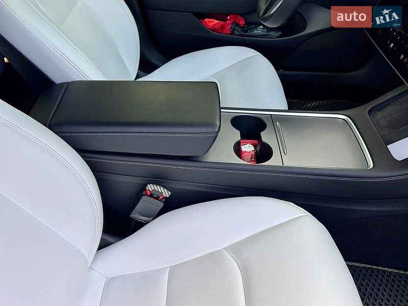 Седан Tesla Model 3 2023 в Одессе
