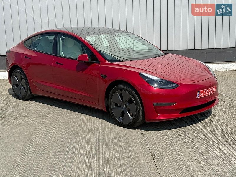 Седан Tesla Model 3 2023 в Черновцах