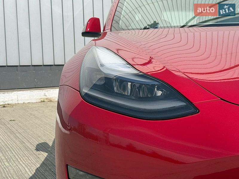 Седан Tesla Model 3 2023 в Черновцах