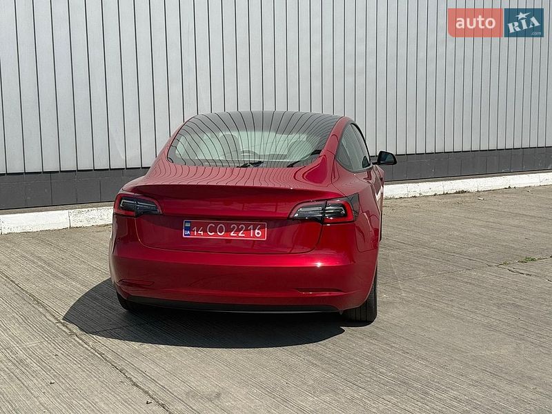 Седан Tesla Model 3 2023 в Черновцах