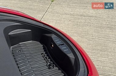 Седан Tesla Model 3 2023 в Черновцах