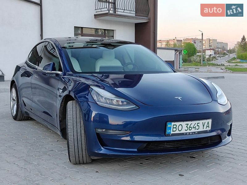 Седан Tesla Model 3 2020 в Кременце