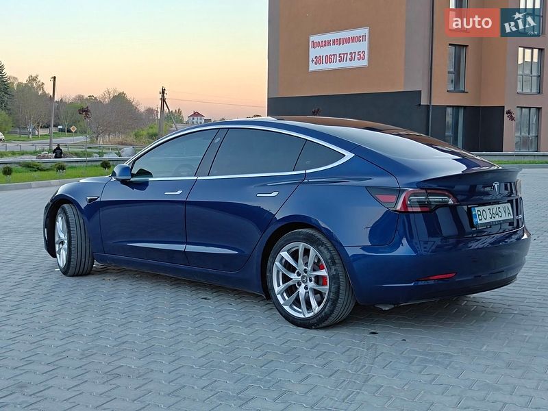 Седан Tesla Model 3 2020 в Кременце
