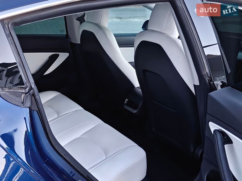 Седан Tesla Model 3 2020 в Кременце