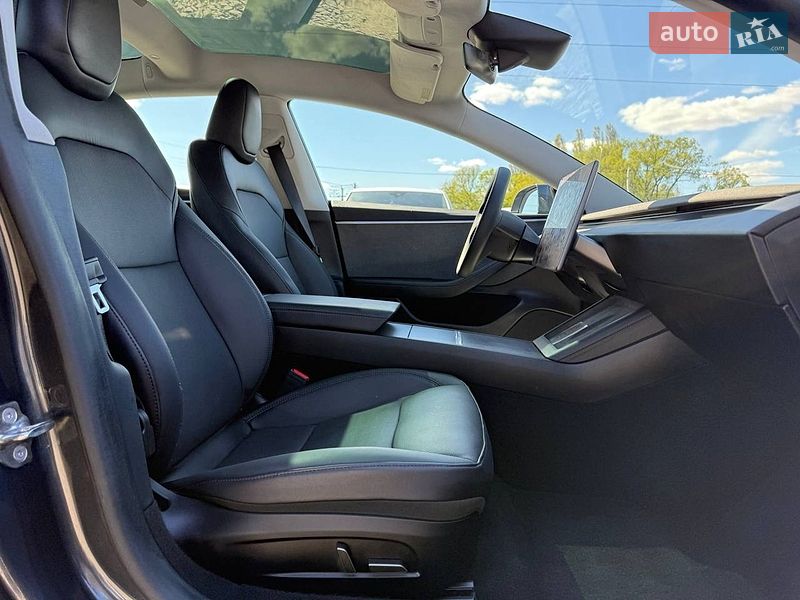 Седан Tesla Model 3 2024 в Луцьку