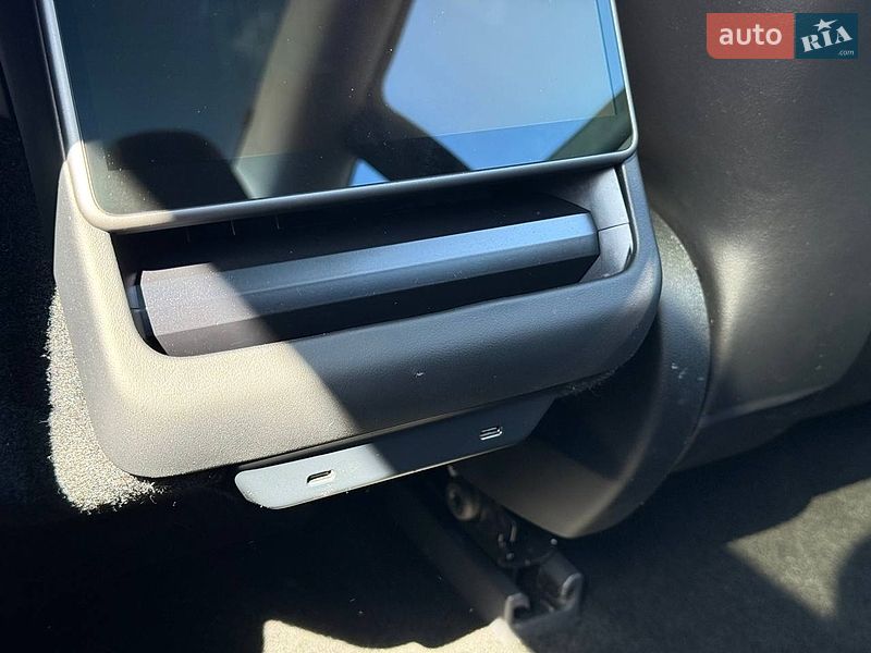 Седан Tesla Model 3 2024 в Луцьку