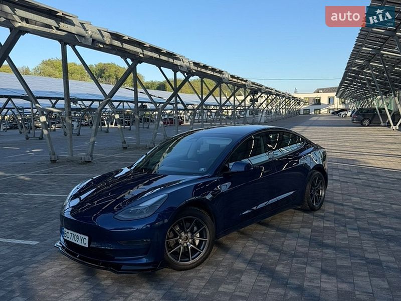 Седан Tesla Model 3 2021 в Львові