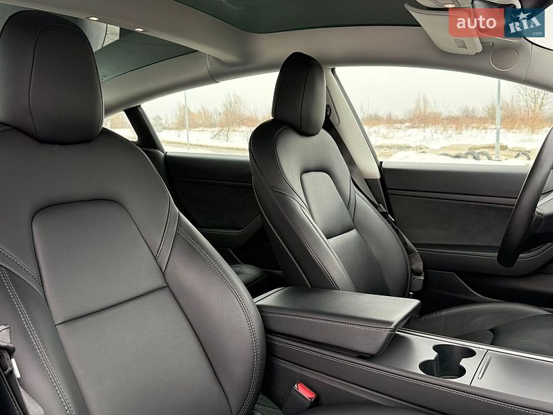 Седан Tesla Model 3 2021 в Львове