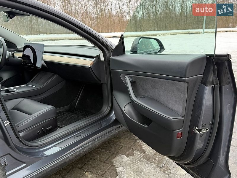Седан Tesla Model 3 2021 в Львове
