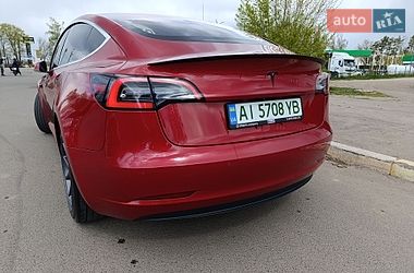 Седан Tesla Model 3 2018 в Бучі