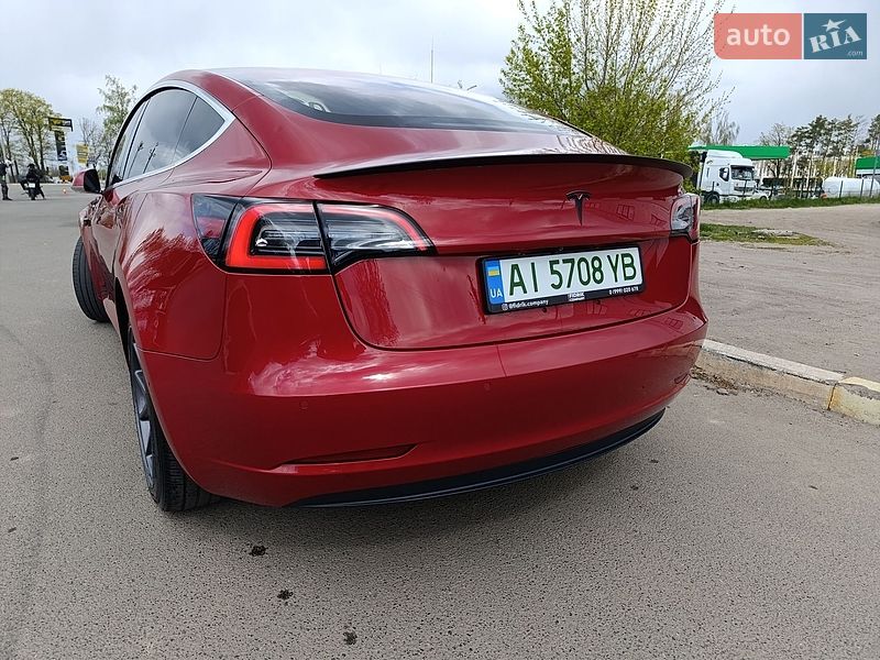 Седан Tesla Model 3 2018 в Бучі