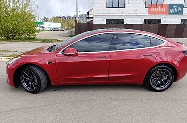 Седан Tesla Model 3 2018 в Бучі