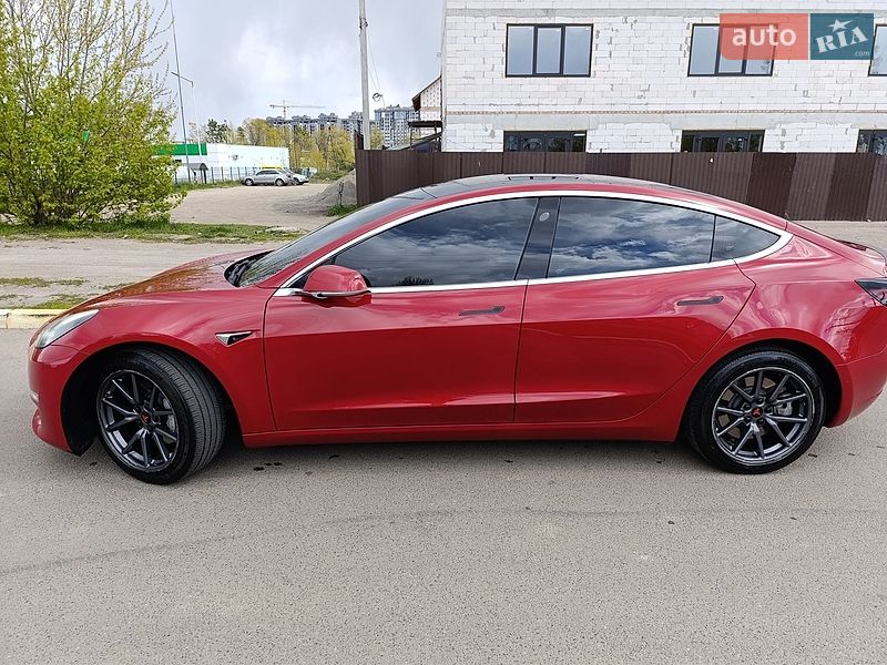 Седан Tesla Model 3 2018 в Бучі