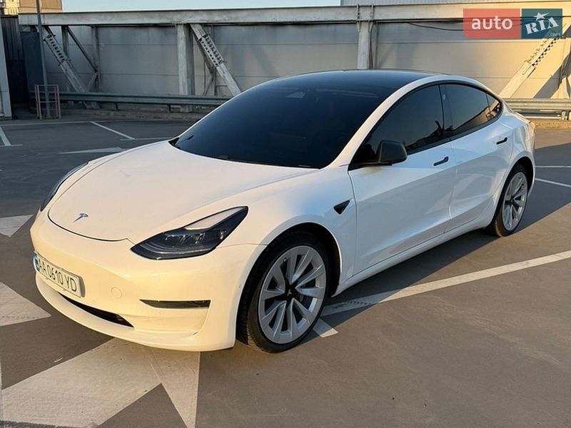 Седан Tesla Model 3 2021 в Киеве