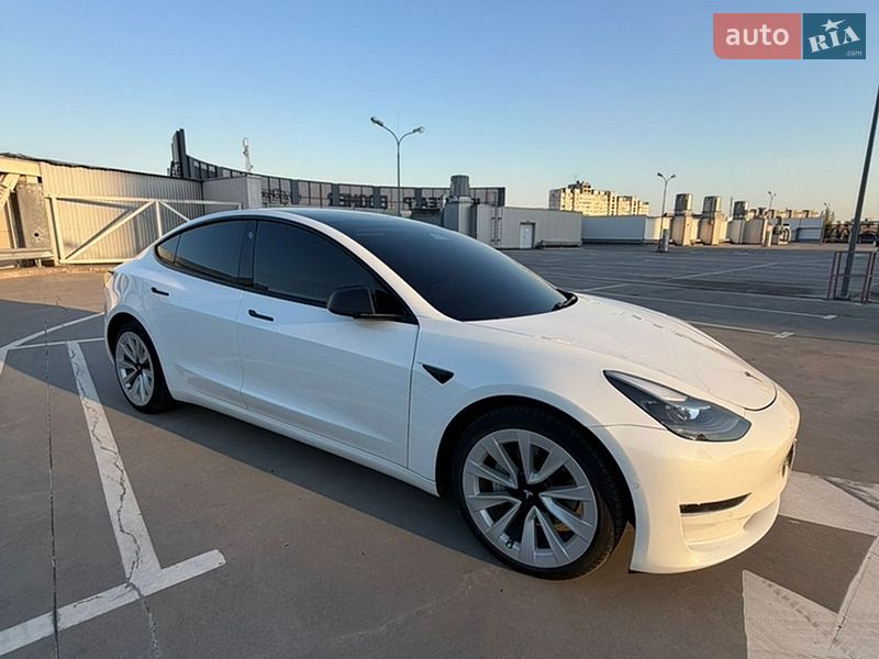 Седан Tesla Model 3 2021 в Киеве