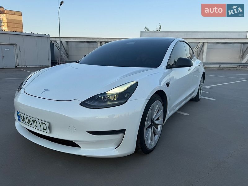 Седан Tesla Model 3 2021 в Киеве