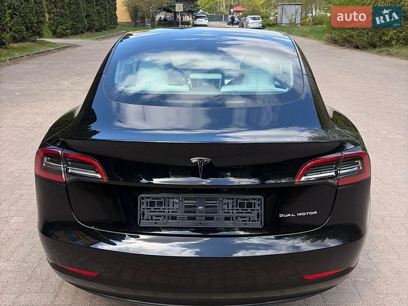Седан Tesla Model 3 2023 в Ровно