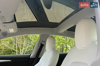 Седан Tesla Model 3 2023 в Ровно