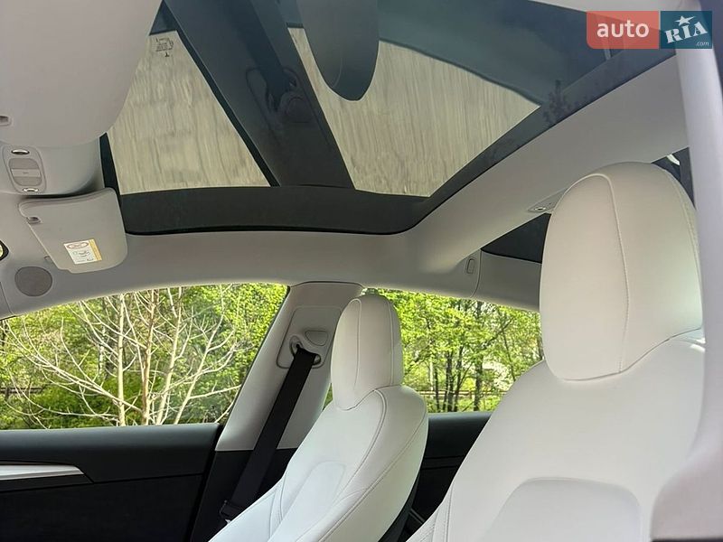 Седан Tesla Model 3 2023 в Ровно