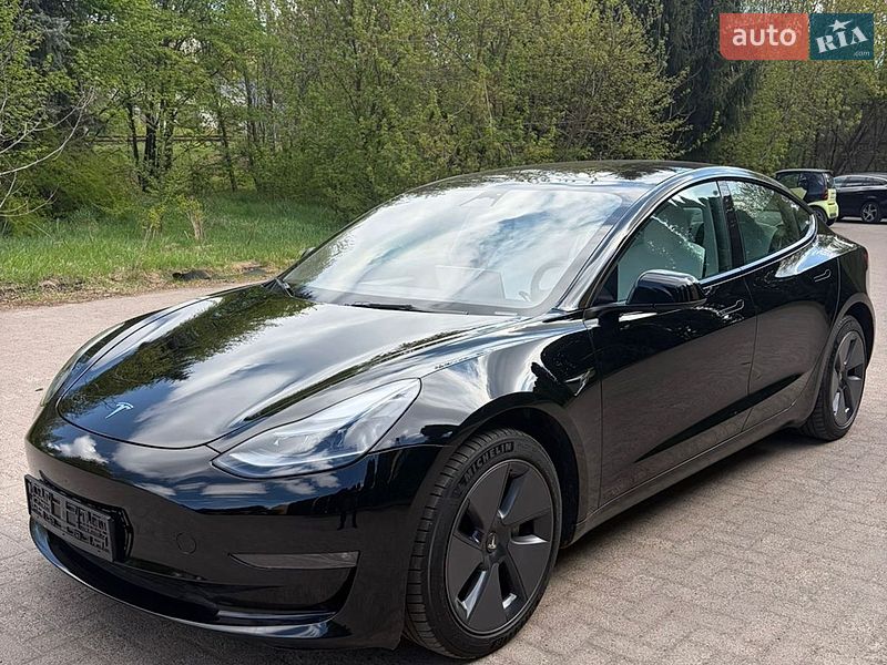 Седан Tesla Model 3 2023 в Ровно