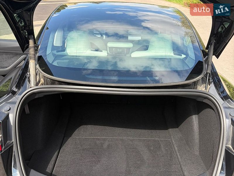 Седан Tesla Model 3 2023 в Ровно