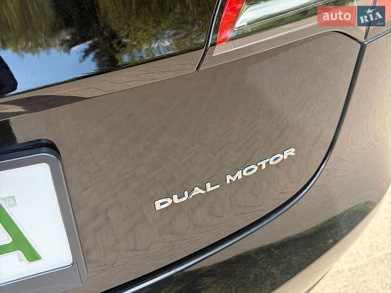 Седан Tesla Model 3 2023 в Ровно