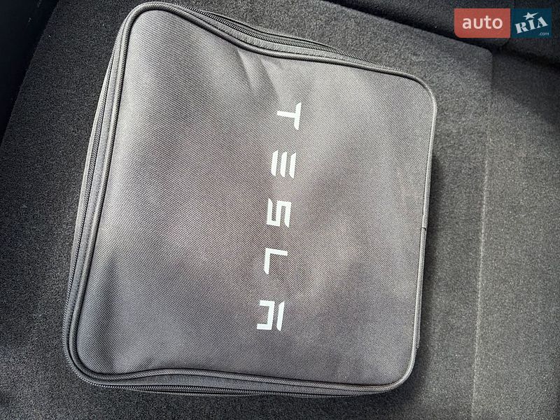 Седан Tesla Model 3 2023 в Ровно