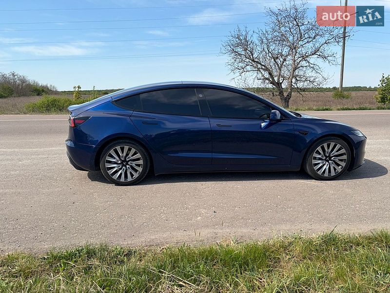 Седан Tesla Model 3 2024 в Ужгороде