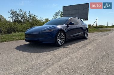 Седан Tesla Model 3 2024 в Ужгороде