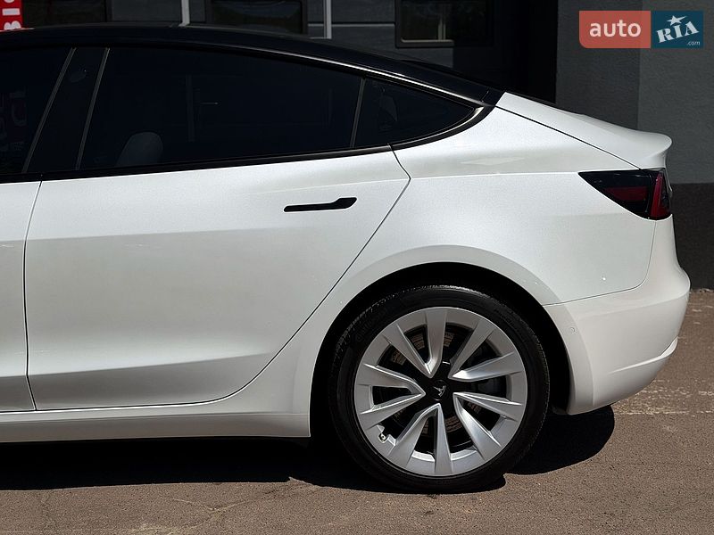 Седан Tesla Model 3 2022 в Киеве