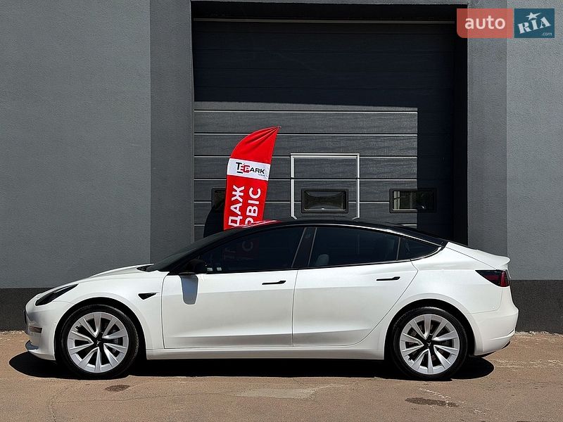 Седан Tesla Model 3 2022 в Киеве