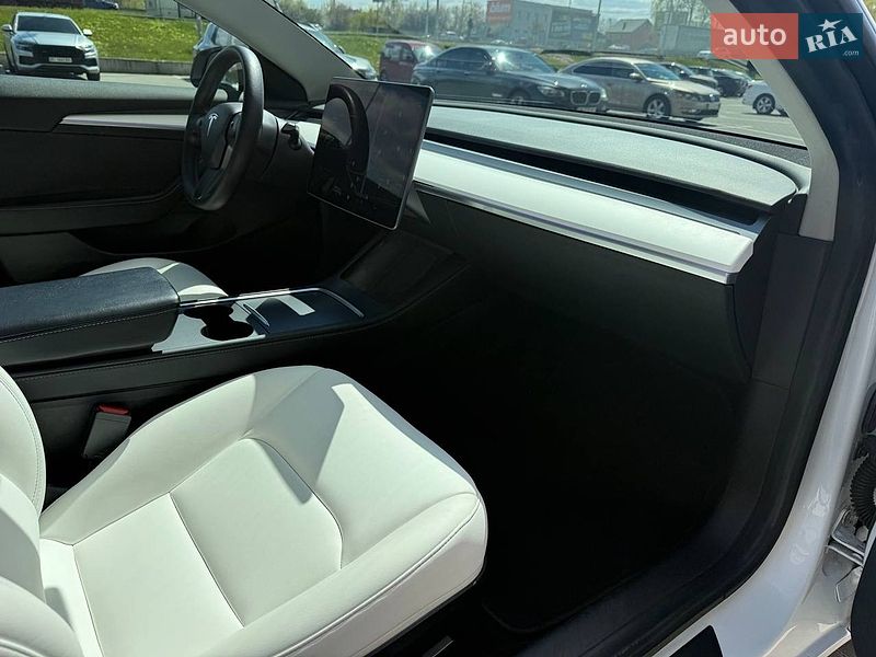 Седан Tesla Model 3 2021 в Киеве