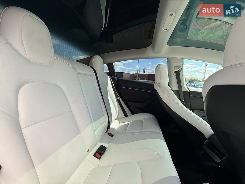 Седан Tesla Model 3 2021 в Киеве