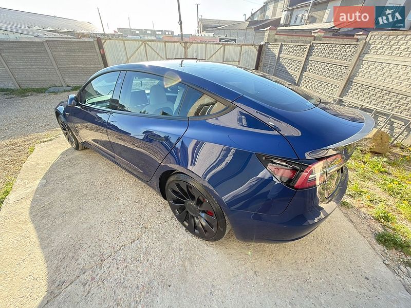 Седан Tesla Model 3 2023 в Львове
