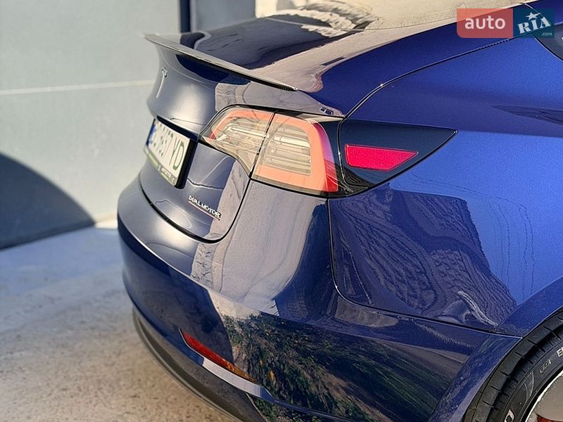 Седан Tesla Model 3 2023 в Львове
