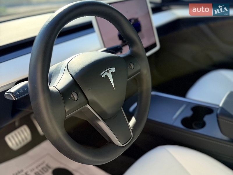 Седан Tesla Model 3 2023 в Львове