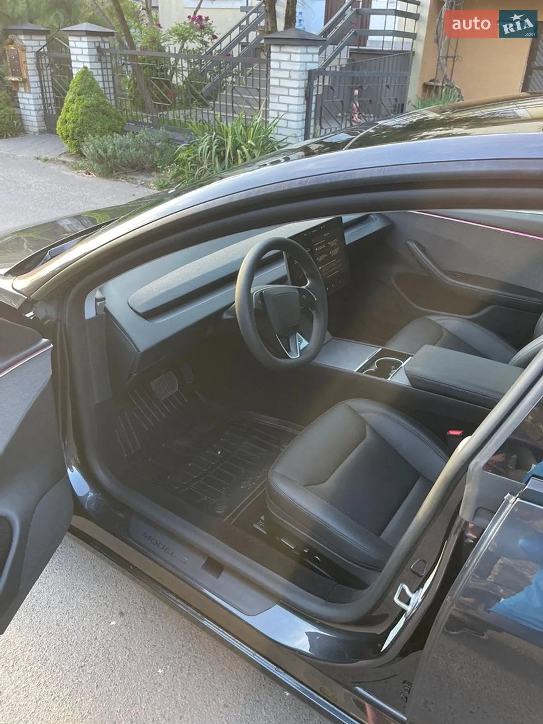 2025 Tesla Model 3 - мініатюра 8