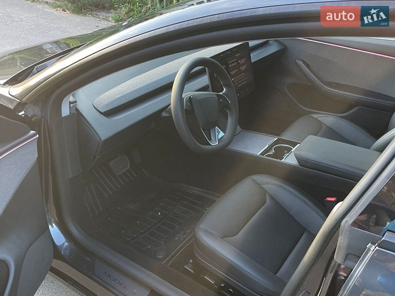 Седан Tesla Model 3 2025 в Нововолинську
