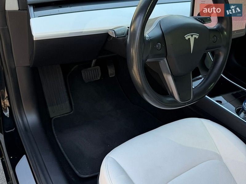 Седан Tesla Model 3 2019 в Бучі