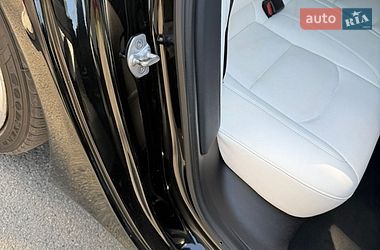 Седан Tesla Model 3 2019 в Бучі