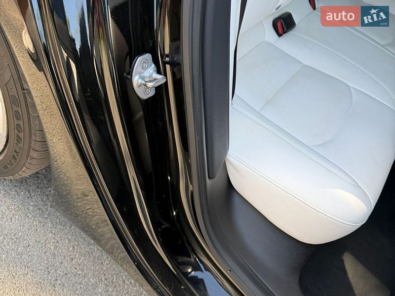 Седан Tesla Model 3 2019 в Бучі