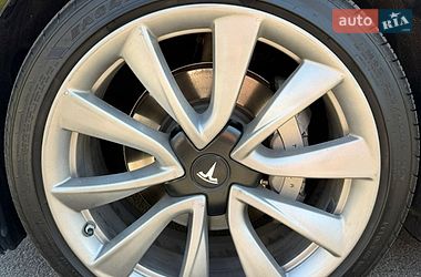 Седан Tesla Model 3 2019 в Бучі