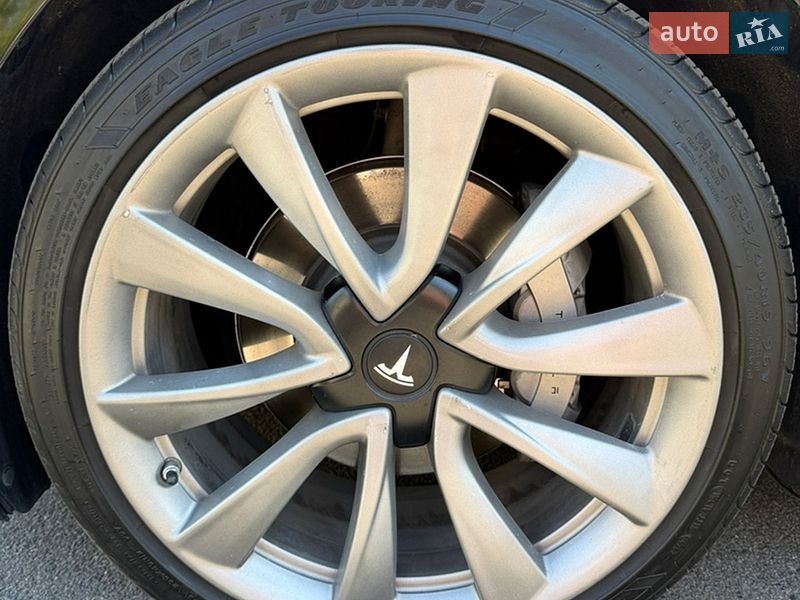Седан Tesla Model 3 2019 в Бучі