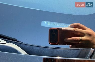 Седан Tesla Model 3 2019 в Бучі