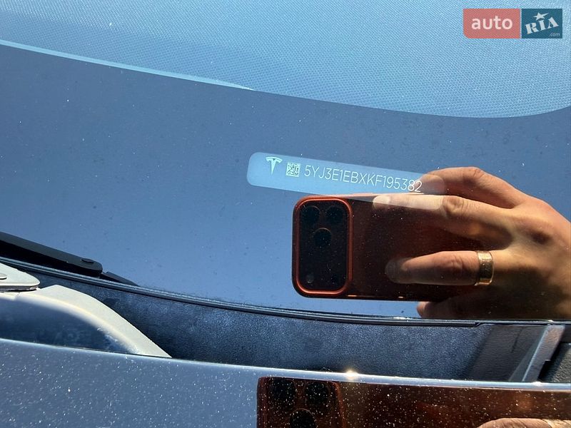 Седан Tesla Model 3 2019 в Бучі